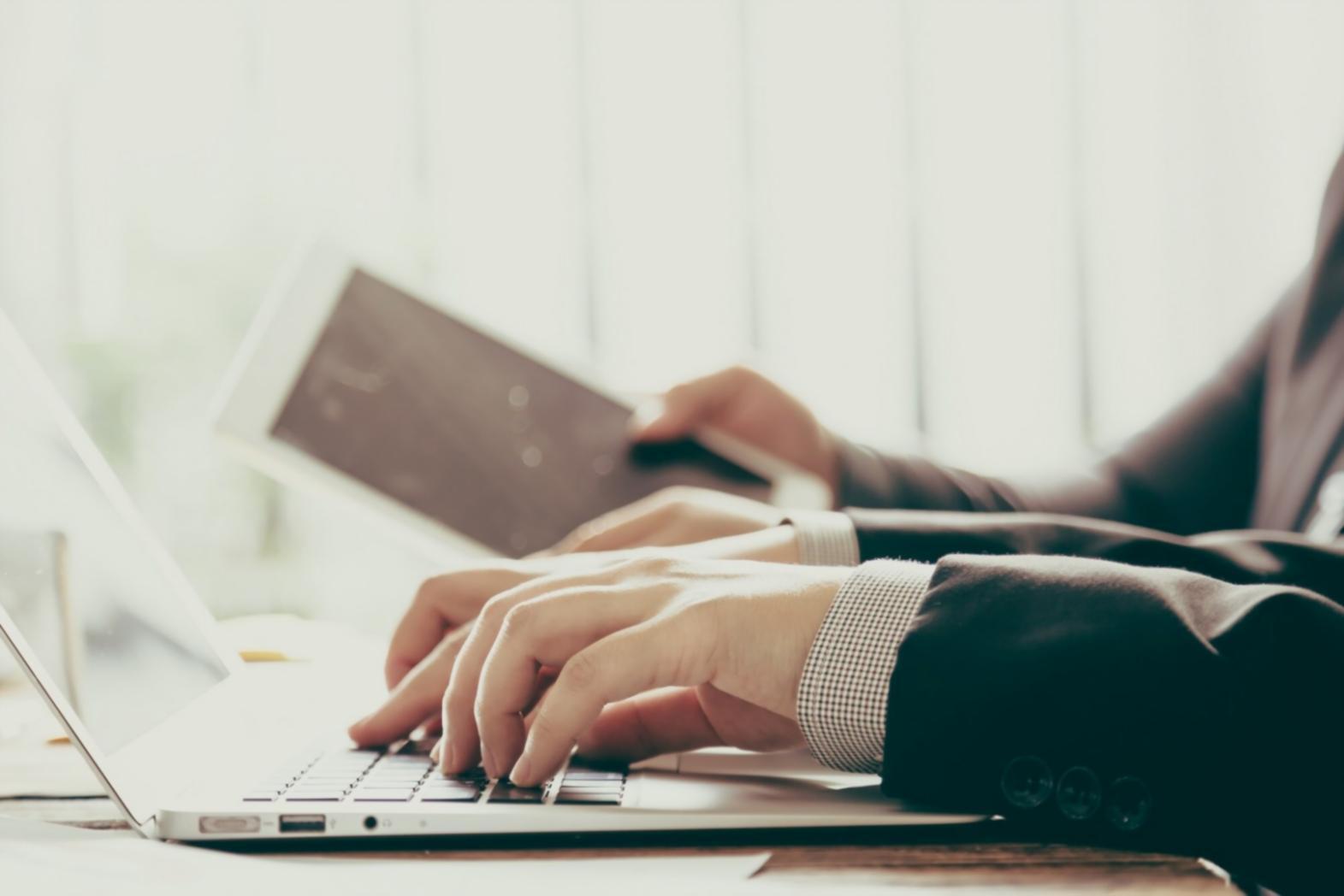 Budgetplanung Arbeitsplatz mit Taschenrechner und Finanzunterlagen